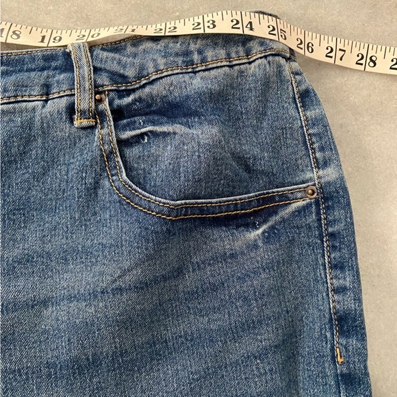 NWT Terra & Sky Size 4X Elastic Back Zip Up Split Hem Med Wash Denim Jean Shorts - Picture 10 of 11